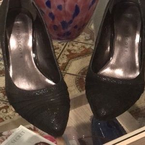 Black pumps no box included